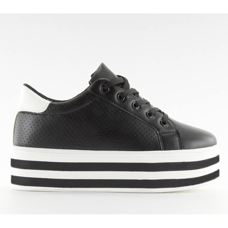 Mustat mustat lenkkarit korkealla pohjalla