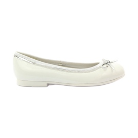 American Club Balerinat, joissa on valkoinen amerikkalainen rusetti