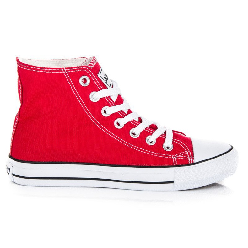 Sidotut tennarit nilkan yläpuolella punainen