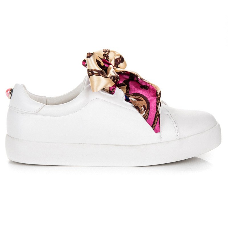 Vices Tennarit, jotka on sidottu nauhakielellä valkoinen