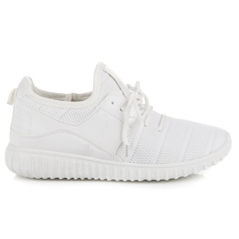 Valkoiset lenkkarit valkoinen