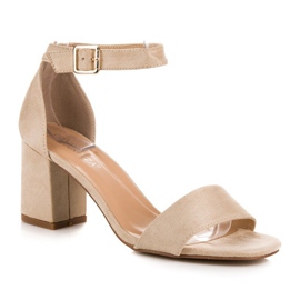 Beiget sandaalit vinceza-tolppassa