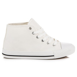 Valkoiset lenkkarit nilkan yläpuolella valkoinen