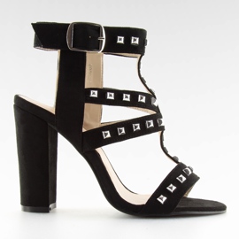 Mustat sandaalit nastoilla 9909-3