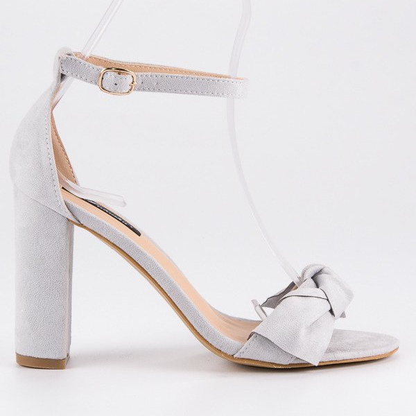 Mokkanahkasandaalit pylväässä harmaa