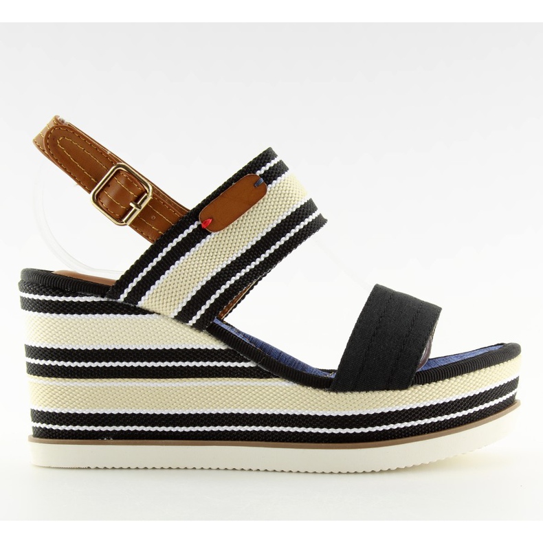 Mustat sandaalit kiilakorolla D-37 musta