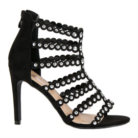 Mustat sandaalit korkokengissä