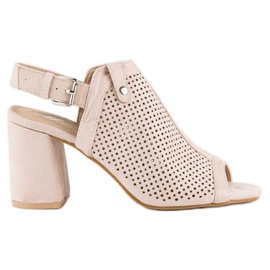 Harjatut sandaalit päällisillä ruskea