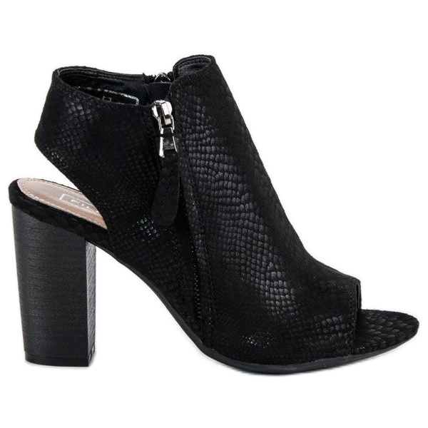 Filippo Mustat sandaalit päällisillä