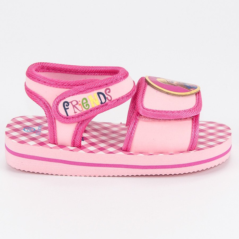 Kultatukkaiset sandaalit ja nalle vaaleanpunainen