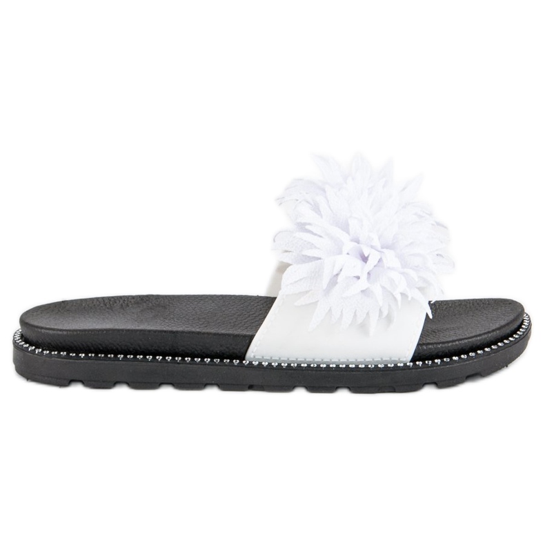 Tossut, joissa pompon valkoinen