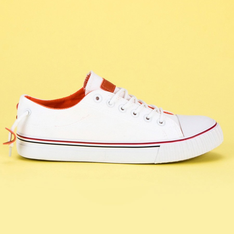 Valkoiset lenkkarit valkoinen