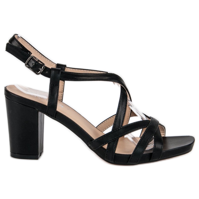 Postissa mustat sandaalit