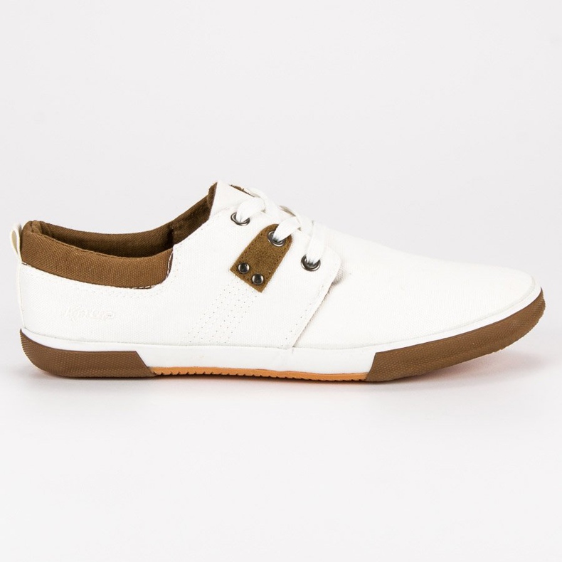 Valkoinen sidottu lenkkarit