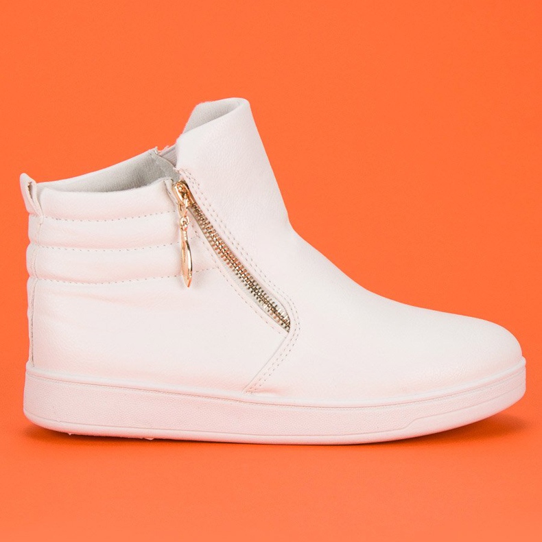 Valkoiset lenkkarit nilkan yläpuolella valkoinen