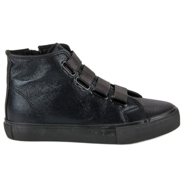 Mustat tennarit, joissa kuminauha