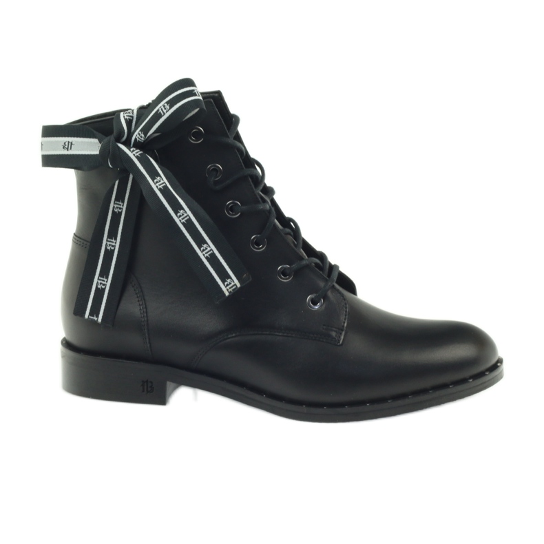 Saappaat koristeltu rusetilla ja Badura-nastoilla musta