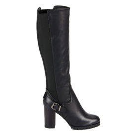 Vastaavat saappaat postauksessa musta