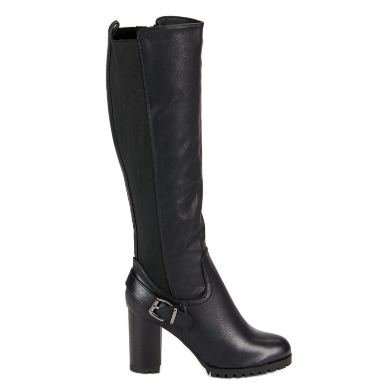 Vastaavat saappaat postauksessa musta