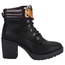 Queentina Postissa mustat pussit