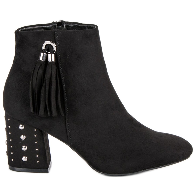 Tyylikkäät saappaat postauksessa musta