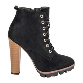 Mustat sidotut nilkkurit