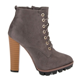 Harmaat sidotut saappaat pylväässä Harmaat sidotut saappaat pylväässä