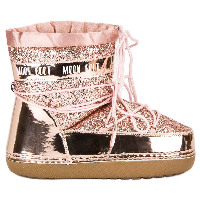 Muodikkaita vaaleanpunaisia ​​lumisaappaita vaaleanpunainen