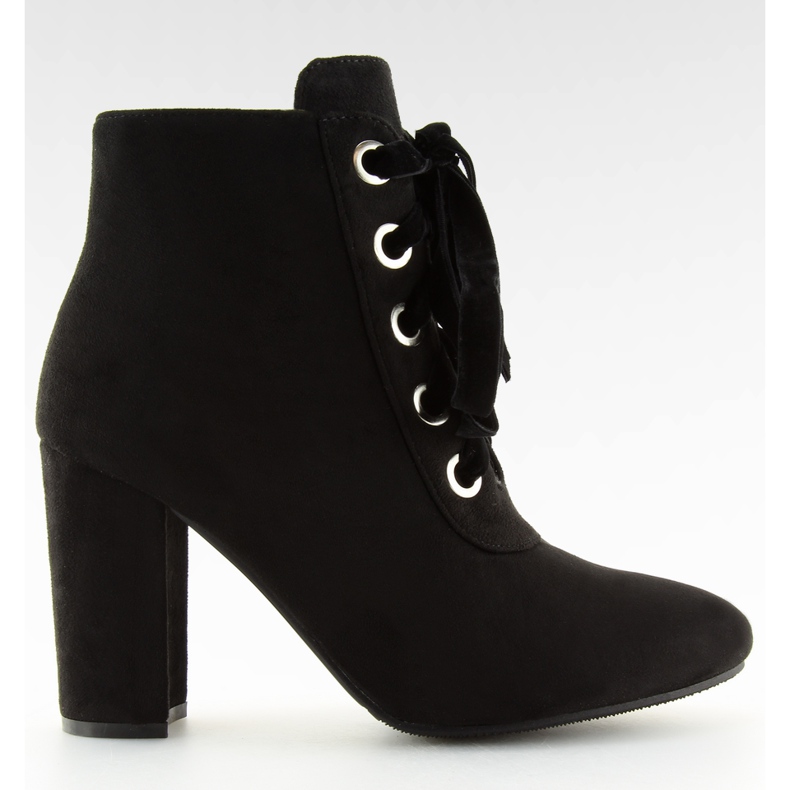 Mustat nauhalliset saappaat korkokengillä ZH781