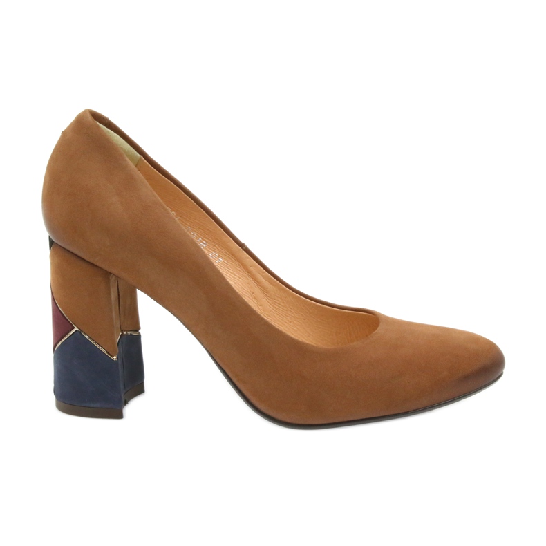 Espinto -muodolliset pumput punaiset pumput koristeellisessa pylväässä ruskea