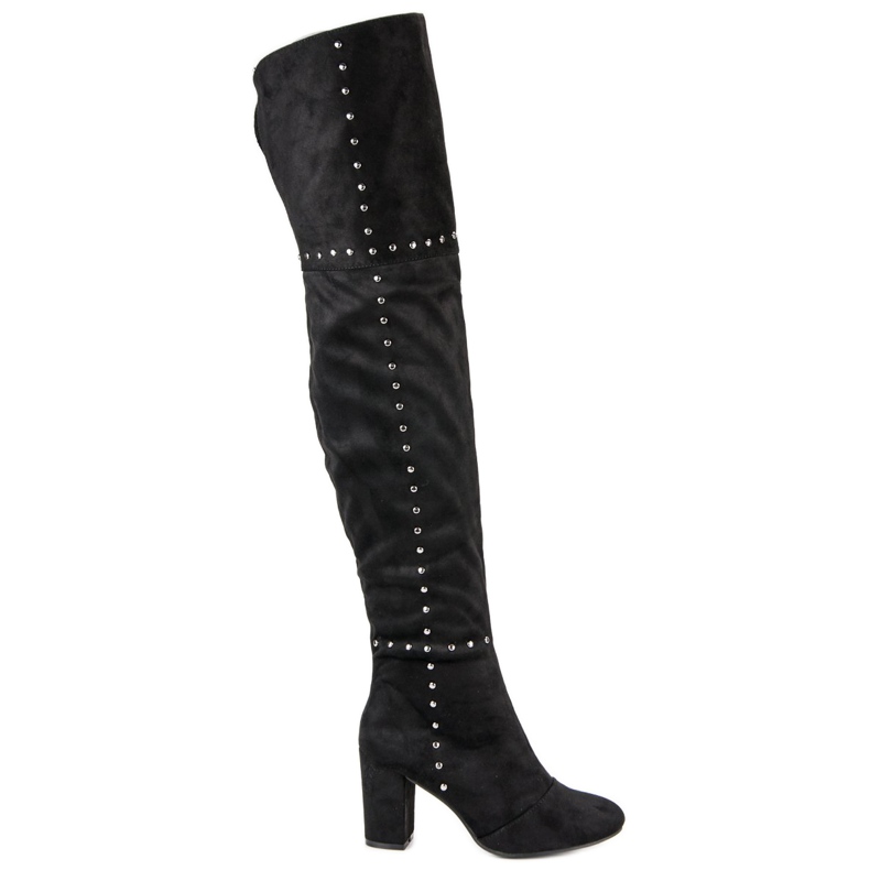 Mustat reisisaappaat postissa