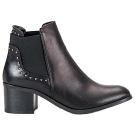 Saappaat postissa musta