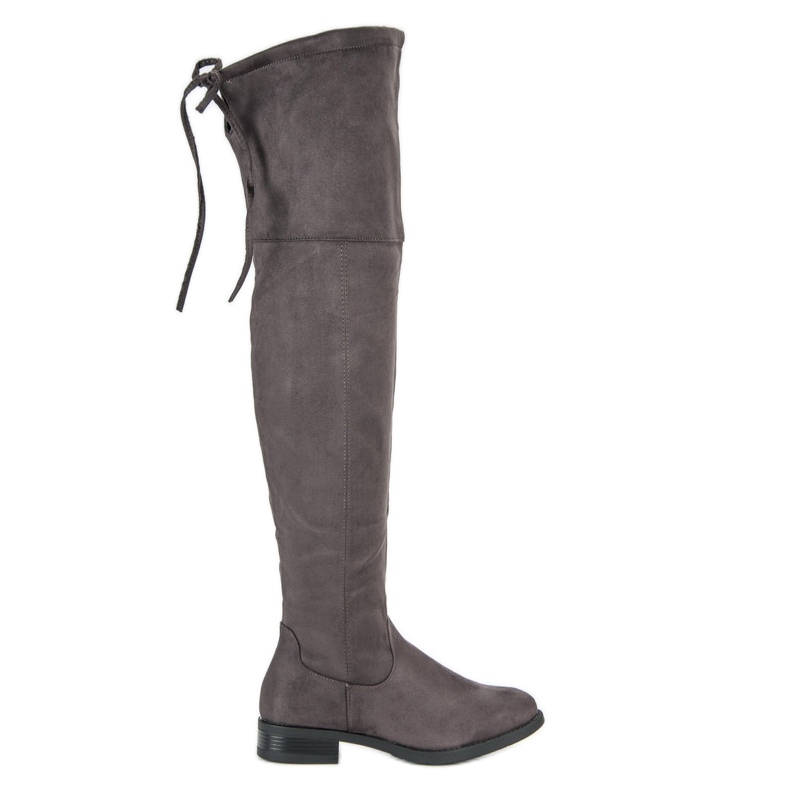 Harmaat reisisaappaat tasaisella kantapäällä