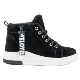 Lämpimät mustat lenkkarit