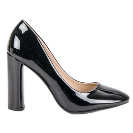 Lakatut pumput pylväässä musta