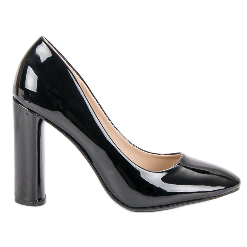 Lakatut pumput pylväässä musta