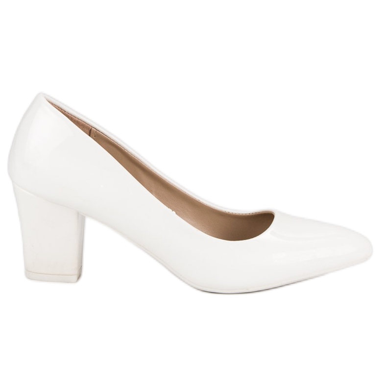 Klassiset lakatut pumput valkoinen