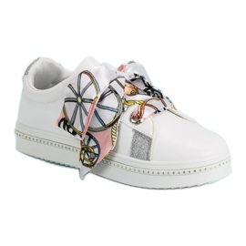 Urheilukengät sidottu nauhalla valkoinen