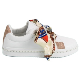 Urheilukengät sidottu nauhalla valkoinen