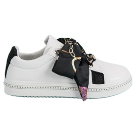 Urheilukengät sidottu nauhalla valkoinen