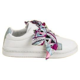 Urheilukengät sidottu nauhalla valkoinen