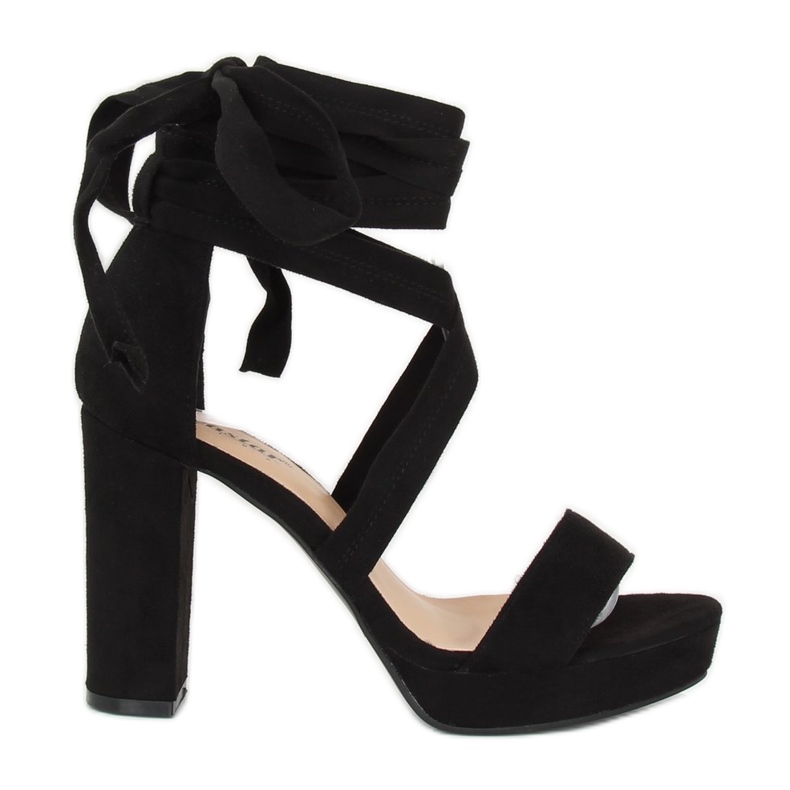 Mustat sandaalit alustalla NC805 musta