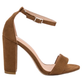 Ch. Creation Kamelisandaalit baarissa ruskea