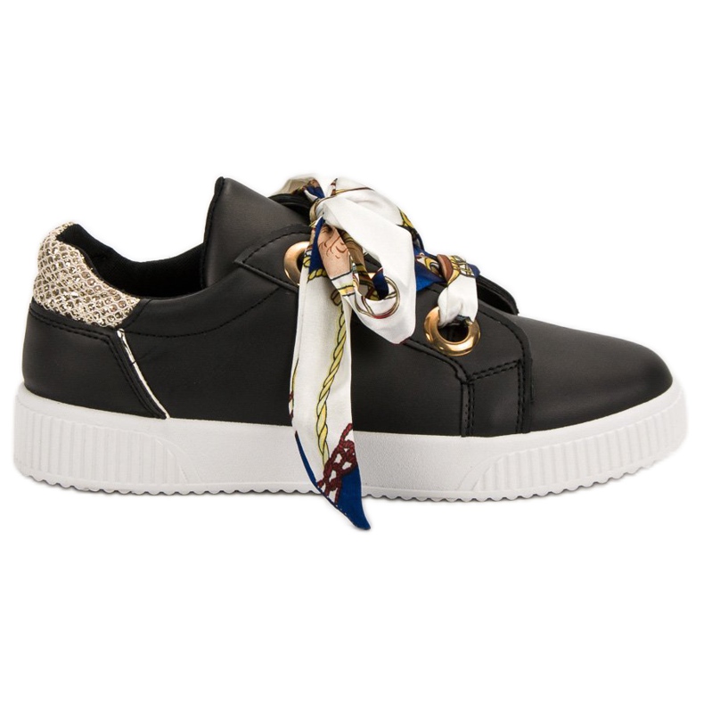 Urheilukengät sidottu nauhalla musta