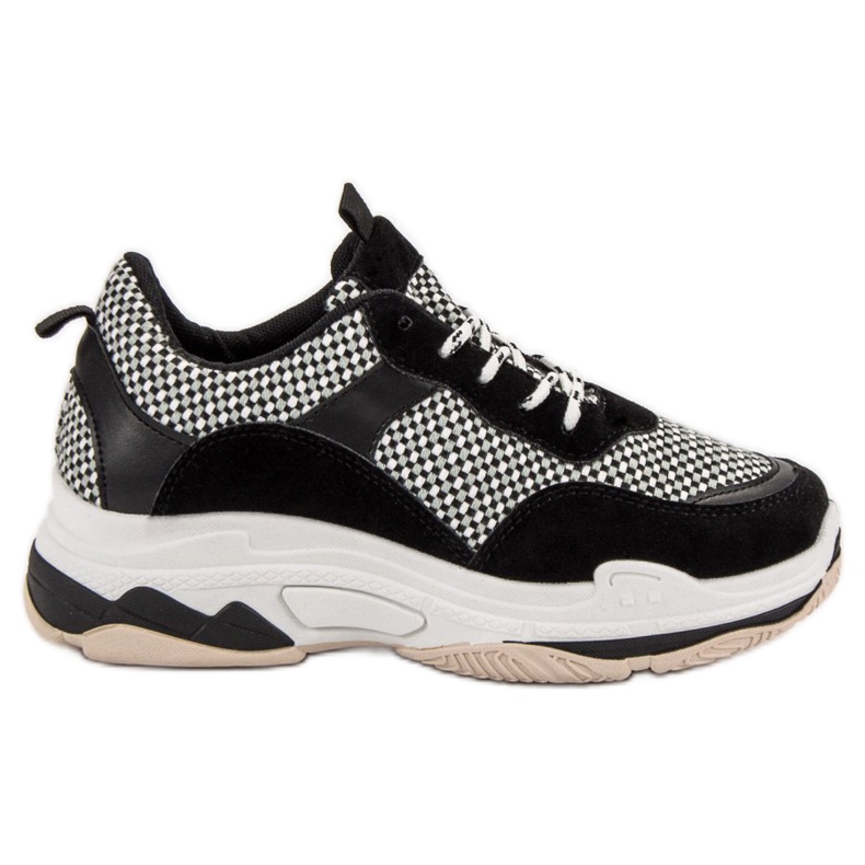 Kylie Tennarit alustalla musta