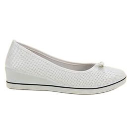 Urheilu ballerina kiilalla valkoinen