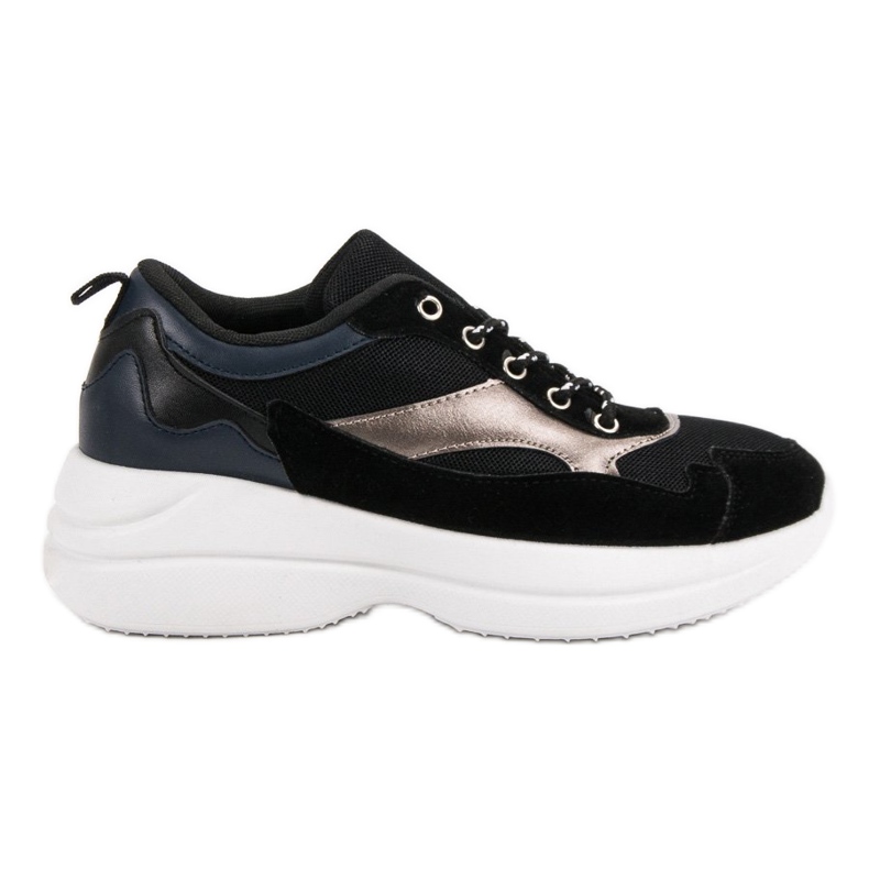 Muodikkaat jalkineet lavalla musta