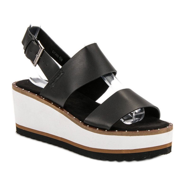 Corina Mustat sandaalit alustalla