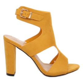 Keltaiset sandaalit postissa J-8711 Keltainen