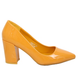 Pumput keltaisella pylväällä LE061P Keltainen